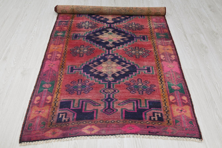 red Accent rug 3' 5" x 6' 5"