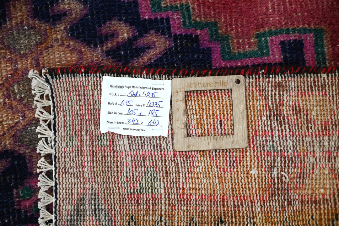 red Accent rug 3' 5" x 6' 5"
