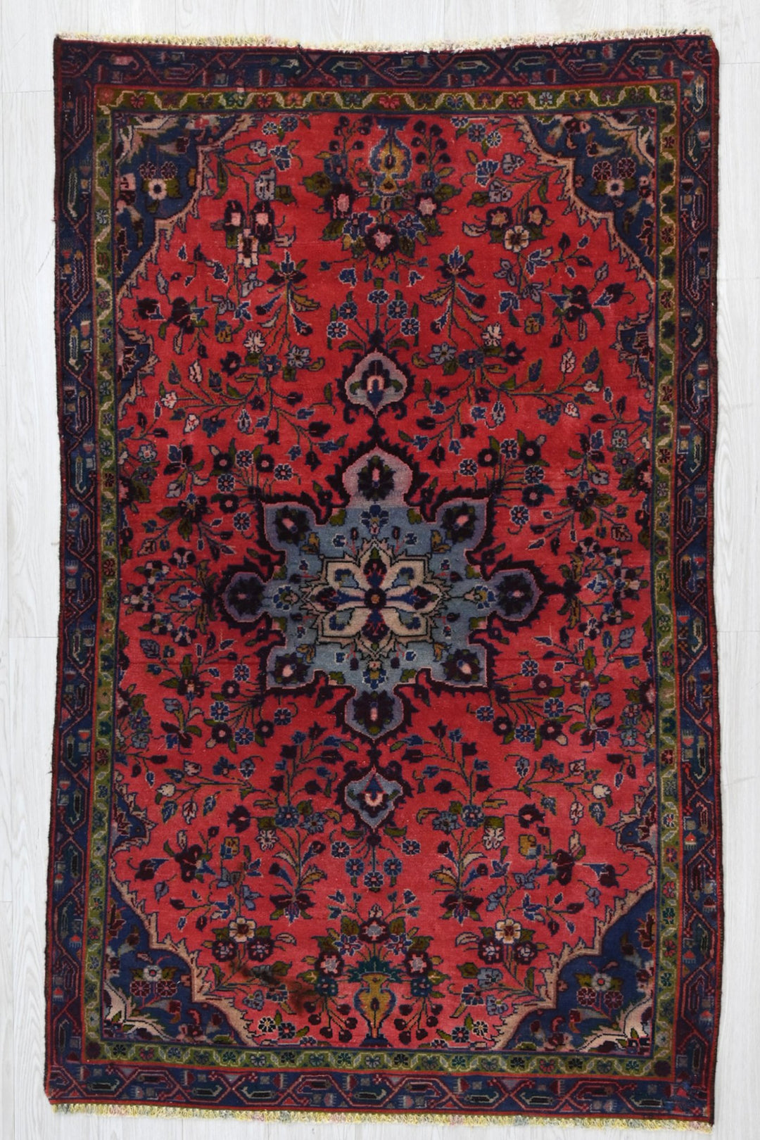 red Accent rug 3' 7" x 5' 9"