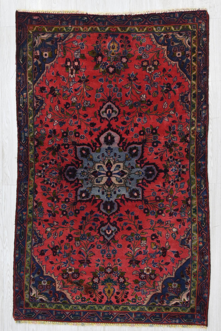 red Accent rug 3' 7" x 5' 9"