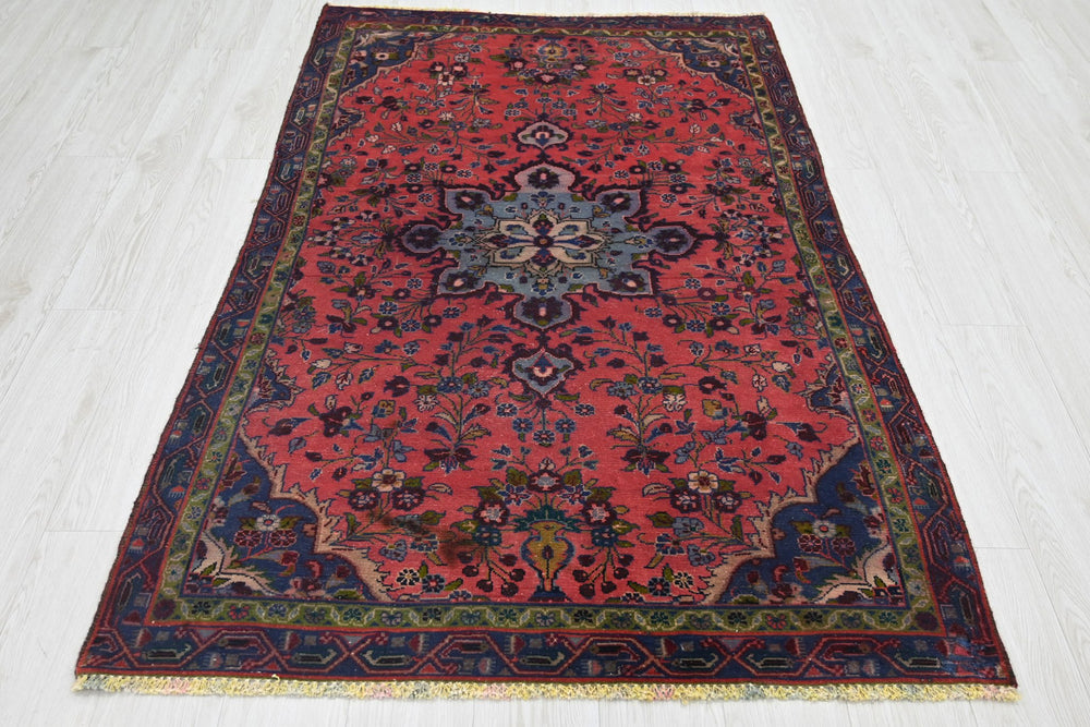red Accent rug 3' 7" x 5' 9"