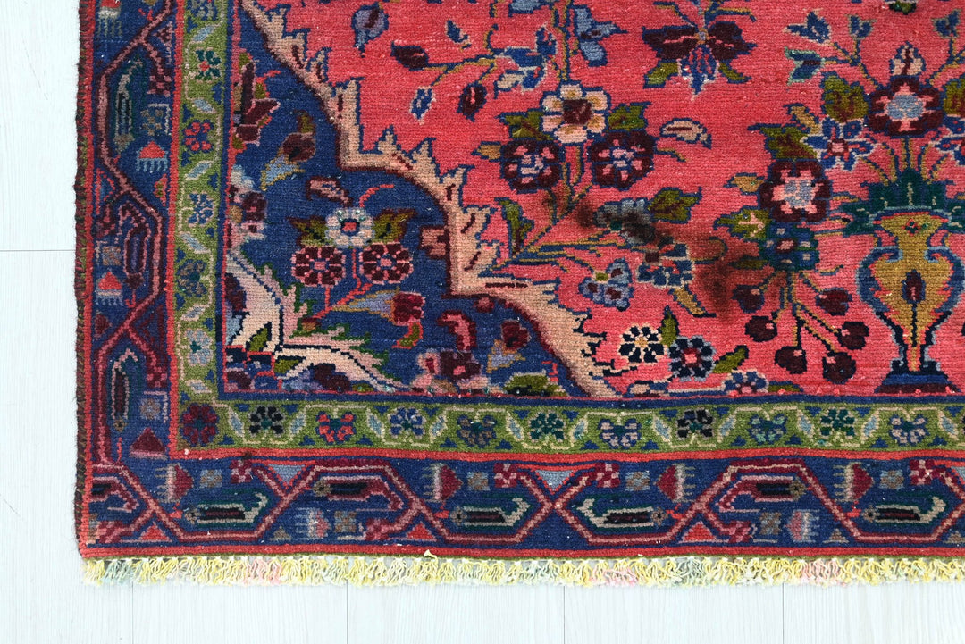 red Accent rug 3' 7" x 5' 9"