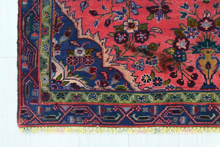 red Accent rug 3' 7" x 5' 9"