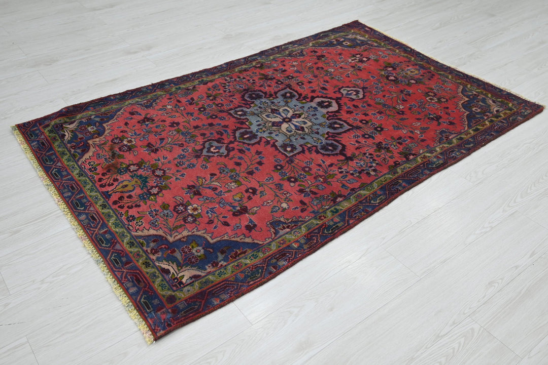 red Accent rug 3' 7" x 5' 9"