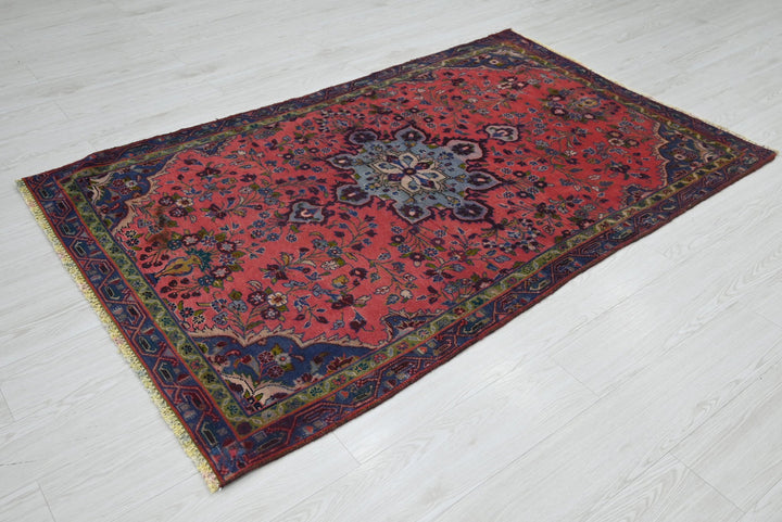 red Accent rug 3' 7" x 5' 9"