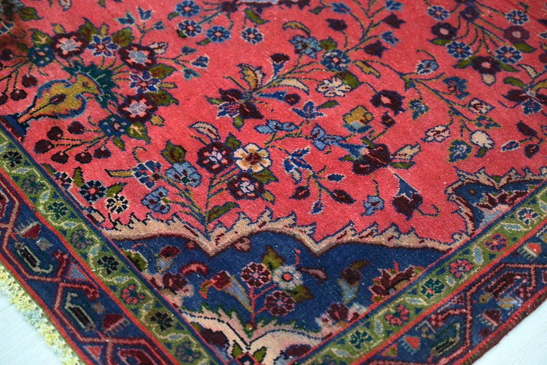 red Accent rug 3' 7" x 5' 9"