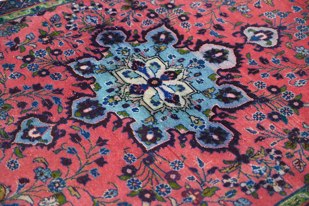 red Accent rug 3' 7" x 5' 9"