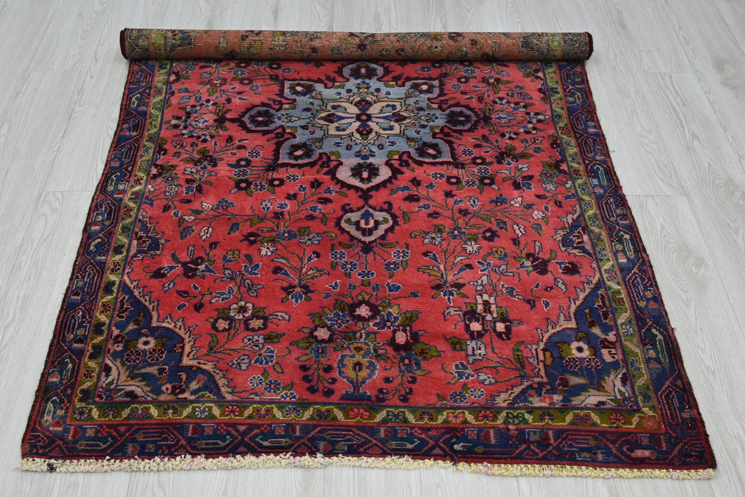 red Accent rug 3' 7" x 5' 9"