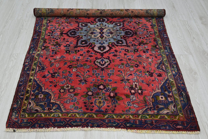 red Accent rug 3' 7" x 5' 9"