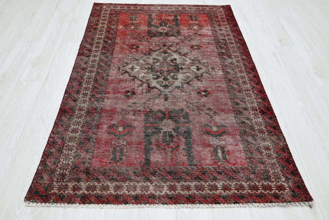 red Accent rug 3' 10" x 6' 4"