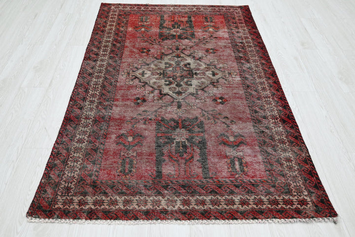 red Accent rug 3' 10" x 6' 4"