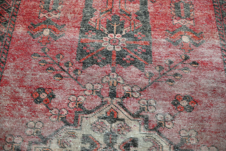 red Accent rug 3' 10" x 6' 4"
