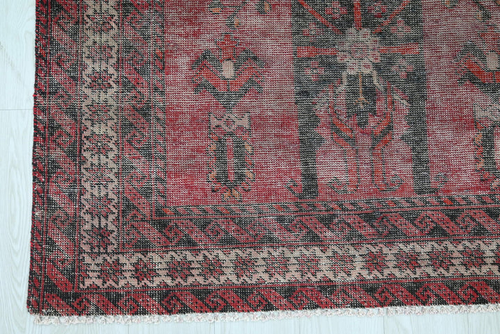 red Accent rug 3' 10" x 6' 4"