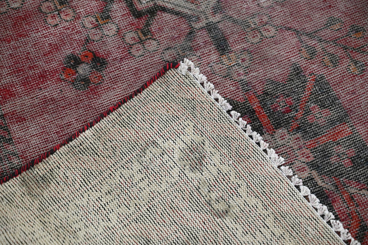 red Accent rug 3' 10" x 6' 4"