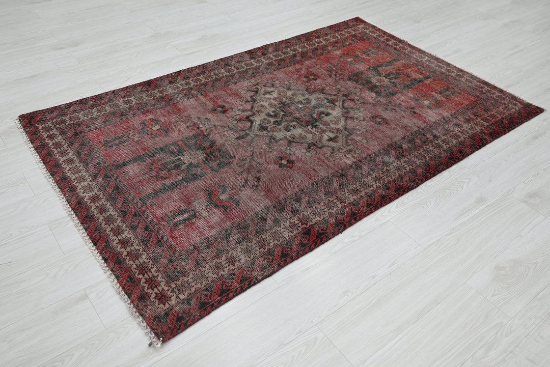 red Accent rug 3' 10" x 6' 4"