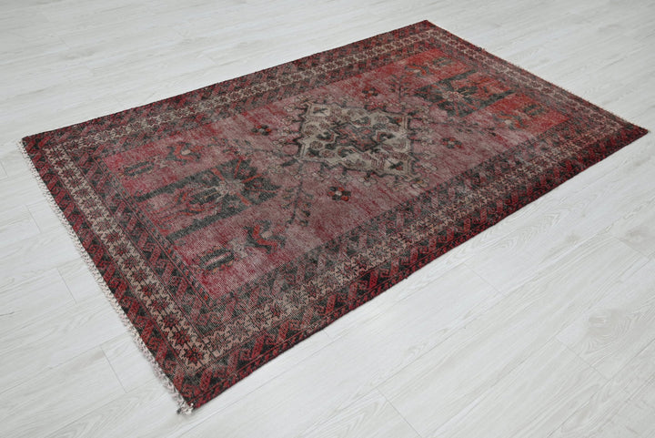 red Accent rug 3' 10" x 6' 4"