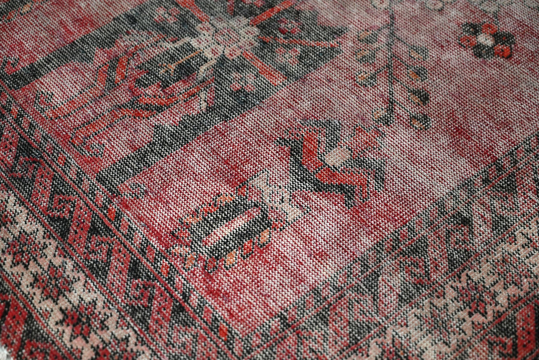red Accent rug 3' 10" x 6' 4"