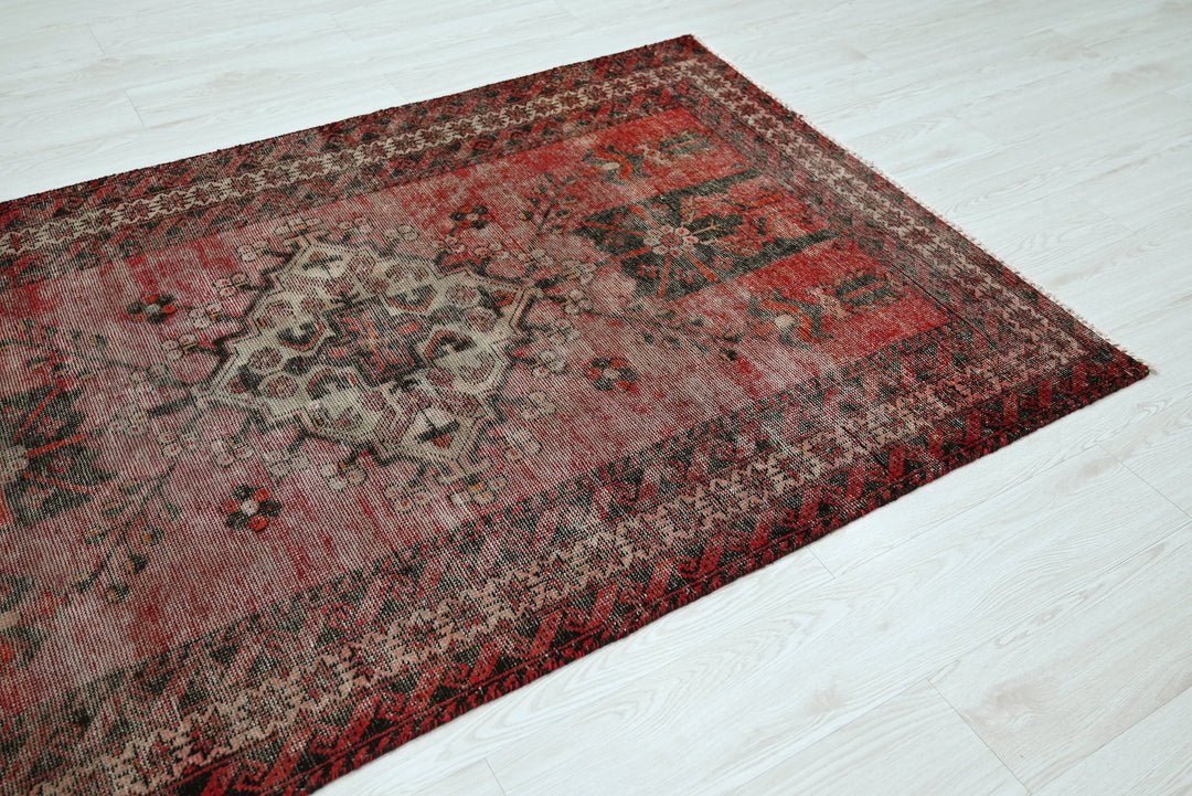 red Accent rug 3' 10" x 6' 4"