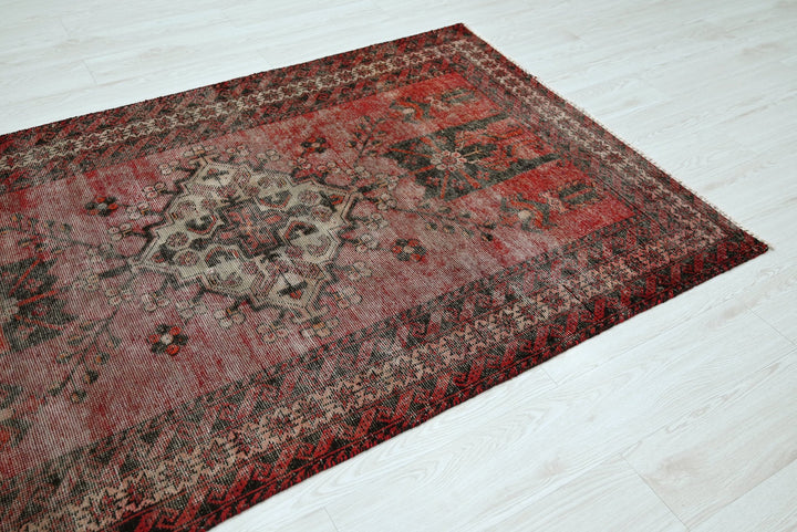 red Accent rug 3' 10" x 6' 4"