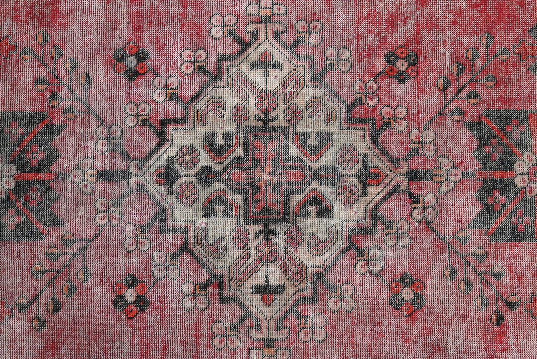 red Accent rug 3' 10" x 6' 4"
