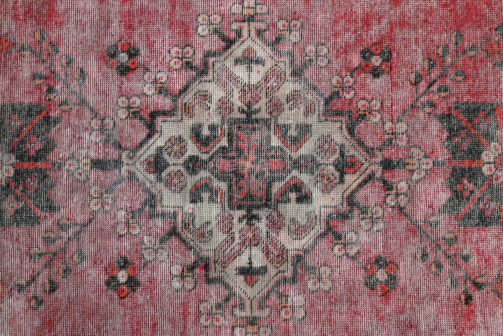 red Accent rug 3' 10" x 6' 4"