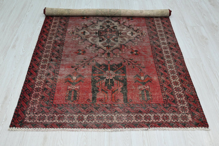 red Accent rug 3' 10" x 6' 4"