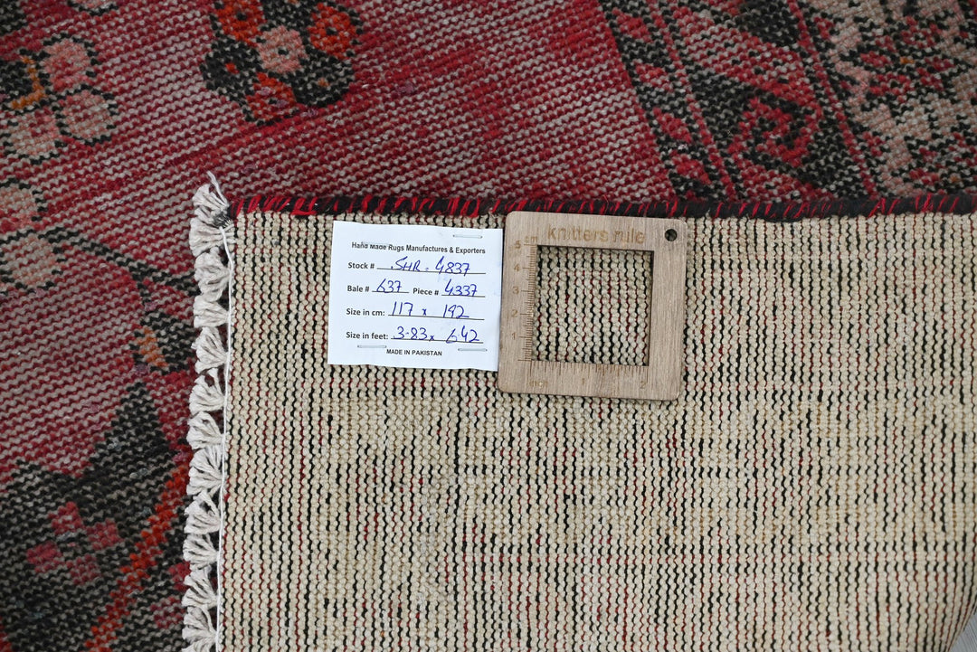 red Accent rug 3' 10" x 6' 4"