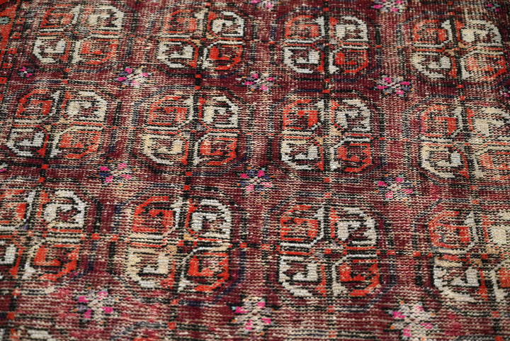red Accent rug 3' 10" x 6' 6"