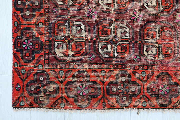 red Accent rug 3' 10" x 6' 6"