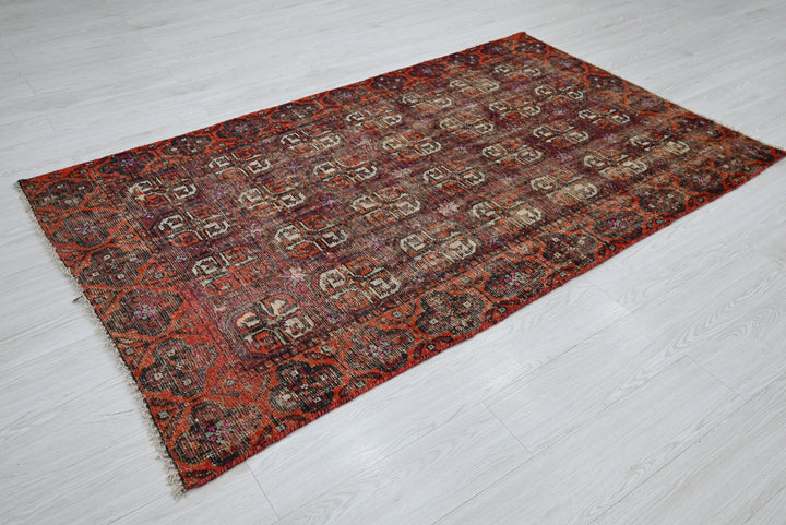 red Accent rug 3' 10" x 6' 6"