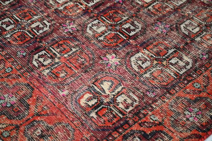 red Accent rug 3' 10" x 6' 6"