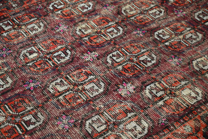 red Accent rug 3' 10" x 6' 6"