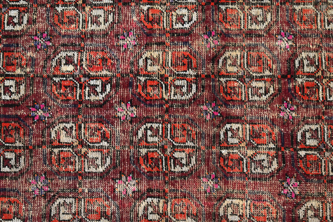 red Accent rug 3' 10" x 6' 6"
