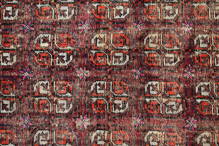 red Accent rug 3' 10" x 6' 6"