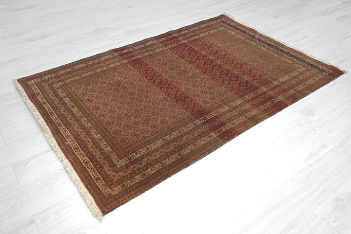 red Accent rug 3' 8" x 5' 7"