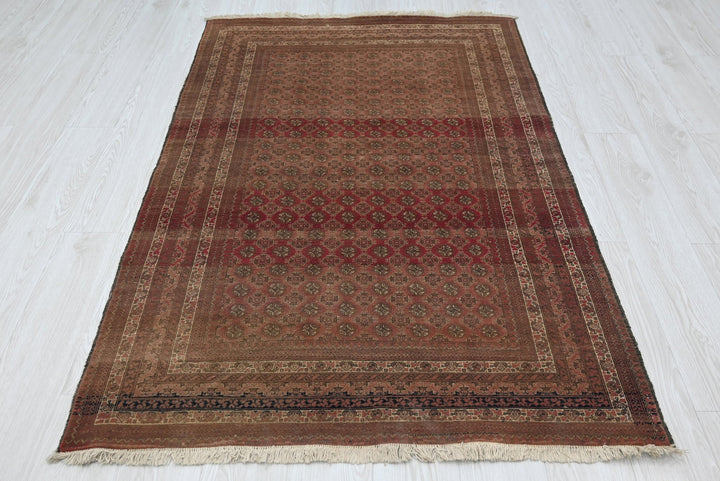 red Accent rug 3' 8" x 5' 7"