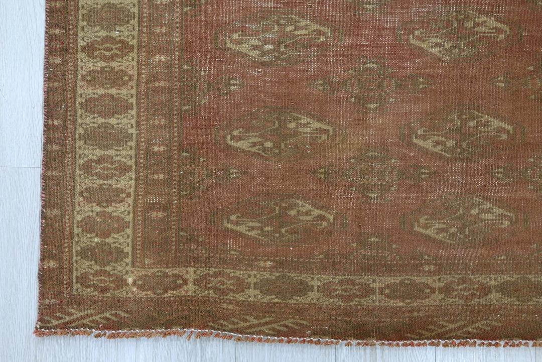 brown Accent rug 4' 1" x 6' 4"