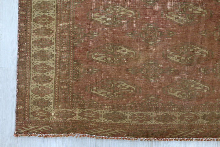 brown Accent rug 4' 1" x 6' 4"