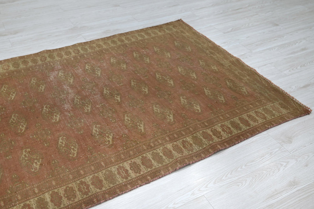 brown Accent rug 4' 1" x 6' 4"