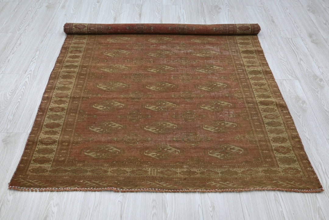 brown Accent rug 4' 1" x 6' 4"