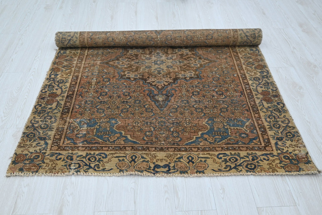brown Accent rug 4' 1" x 5' 10"