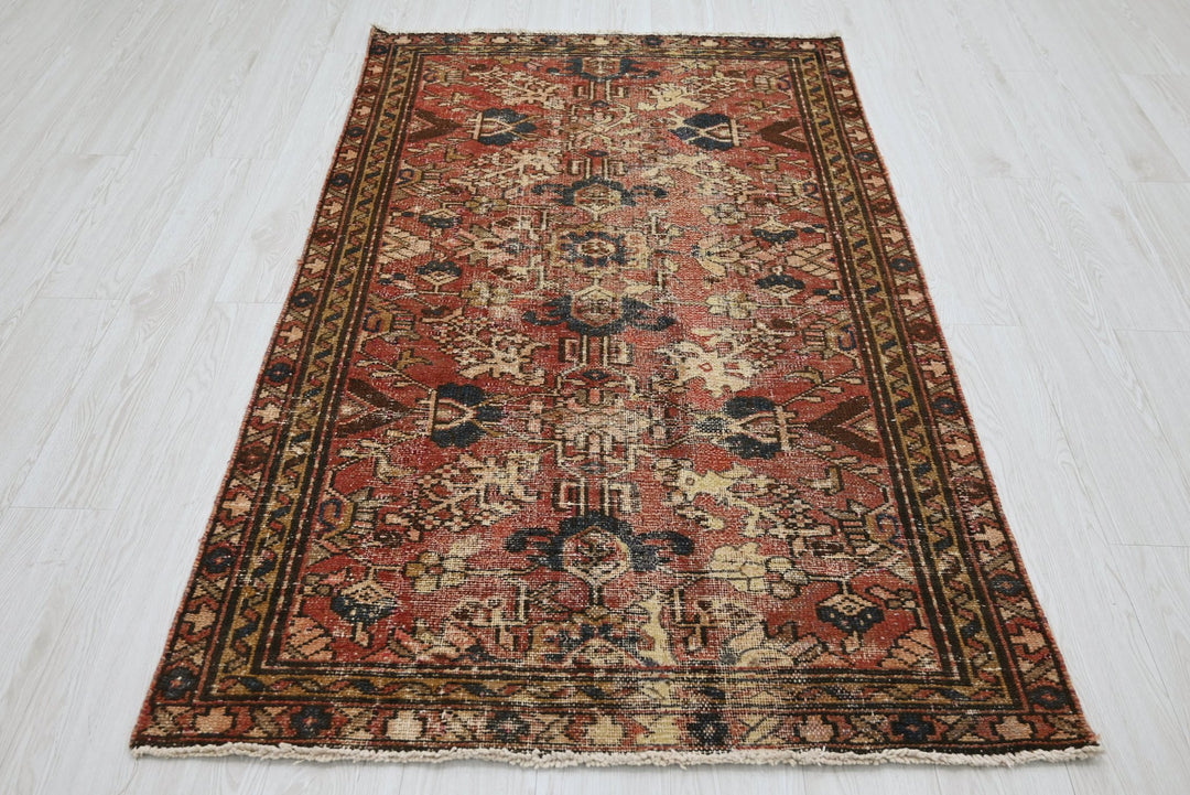 red Accent rug 3' 7" x 6' 0"