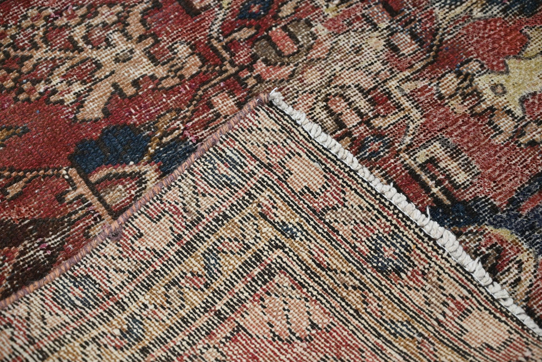 red Accent rug 3' 7" x 6' 0"