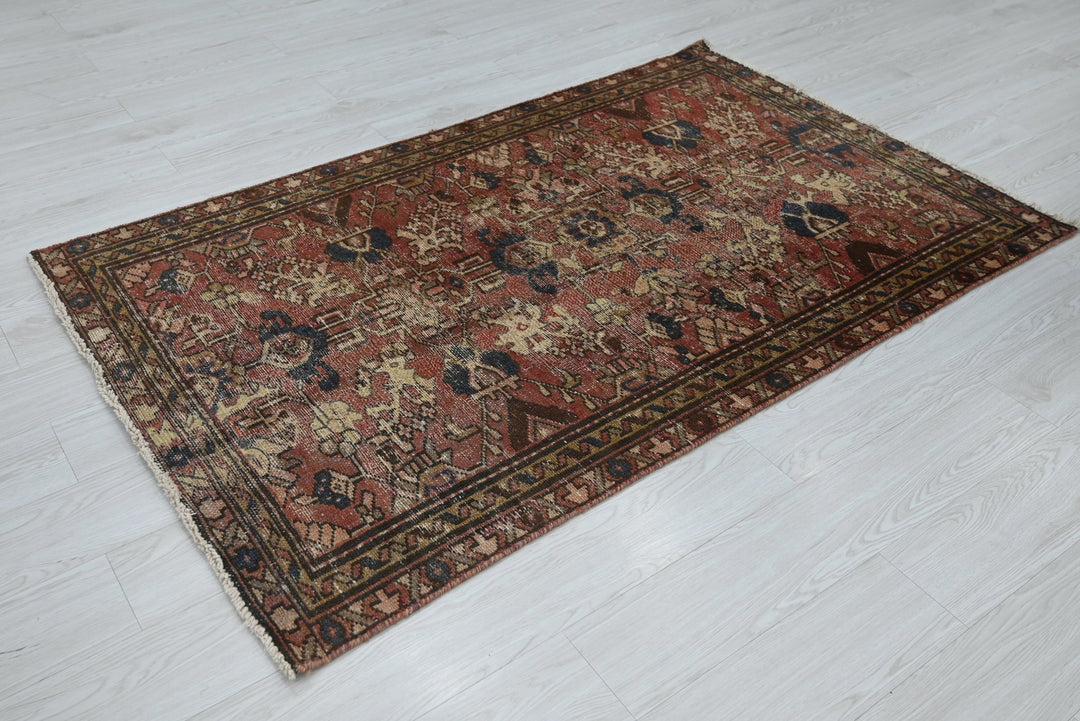 red Accent rug 3' 7" x 6' 0"