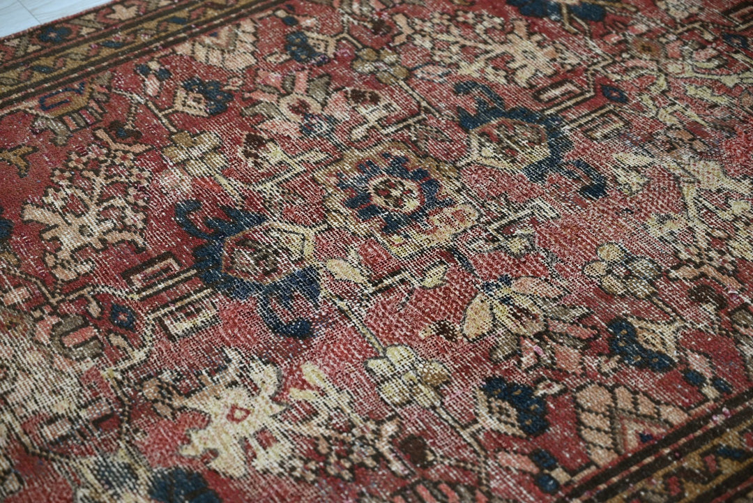 red Accent rug 3' 7" x 6' 0"
