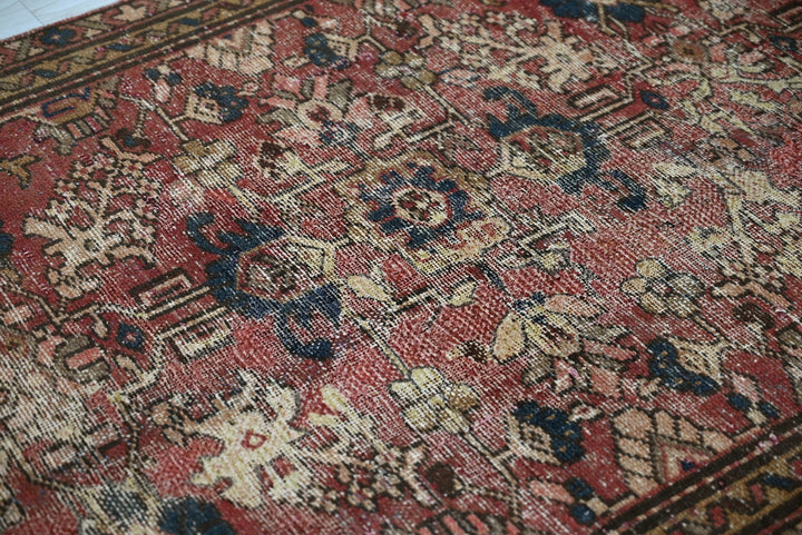 red Accent rug 3' 7" x 6' 0"
