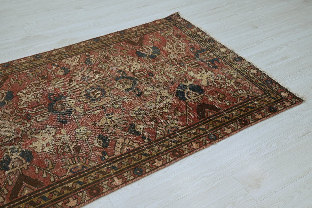red Accent rug 3' 7" x 6' 0"