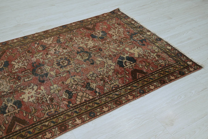 red Accent rug 3' 7" x 6' 0"
