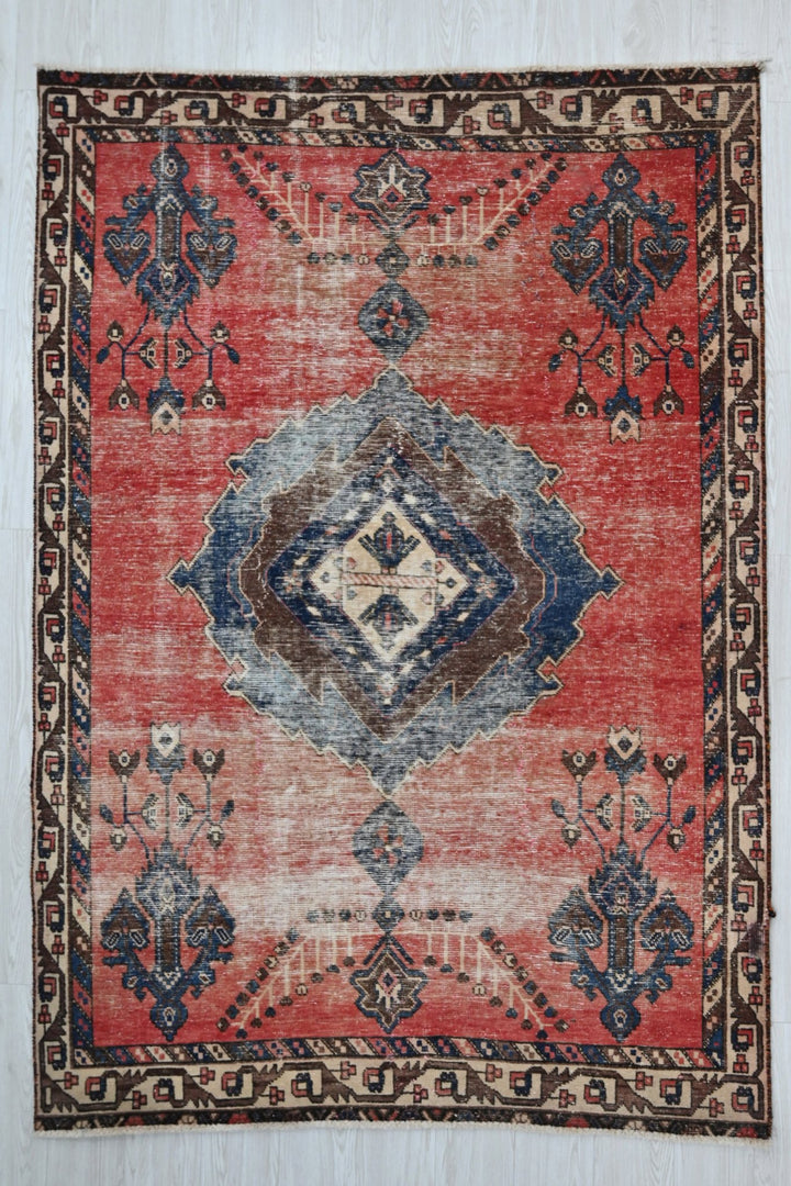 red Medium rug 4' 9" x 6' 10"