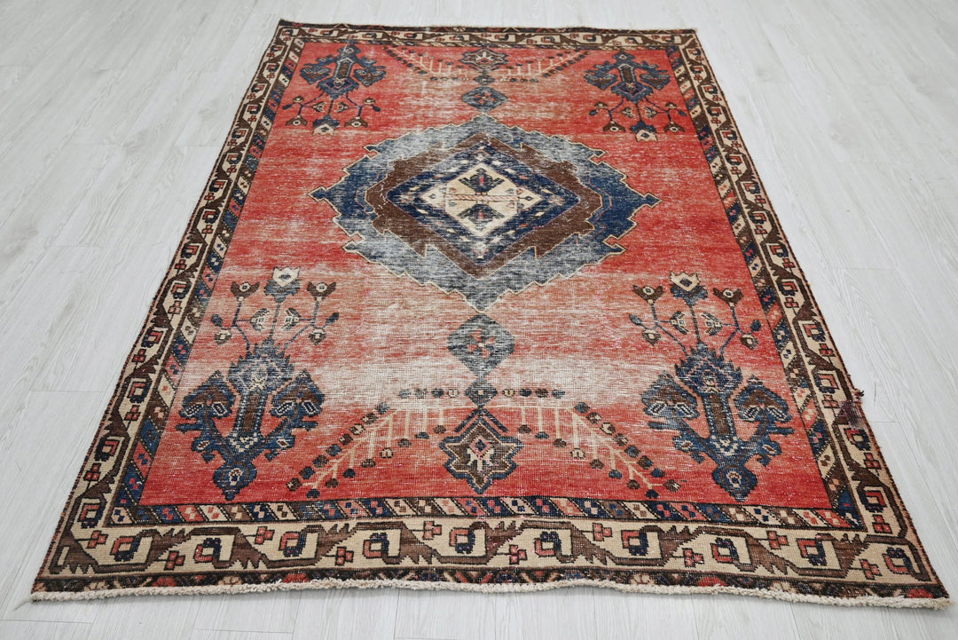 red Medium rug 4' 9" x 6' 10"